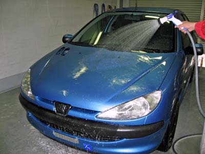 冷えた車体に勢いよく水をかけ、洗い流します