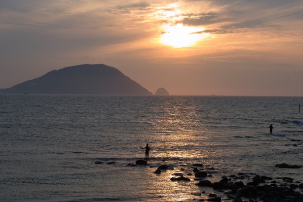 志賀島　釣り人と夕日
