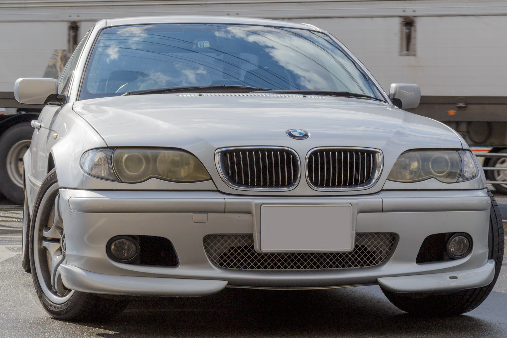 ヘッドライト磨き　黄ばみや白濁したヘッドライトの正しい磨きで美しく BMW