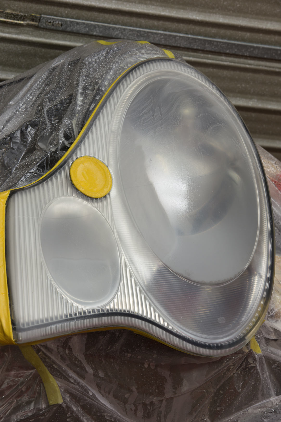ヘッドライト磨き　黄ばみや白濁したヘッドライトの正しい磨きで美しく PORSCHE996